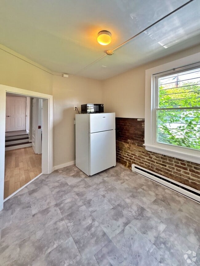 Building Photo - For Rent – Renovated 1 Bedroom, 1 Bathroom...