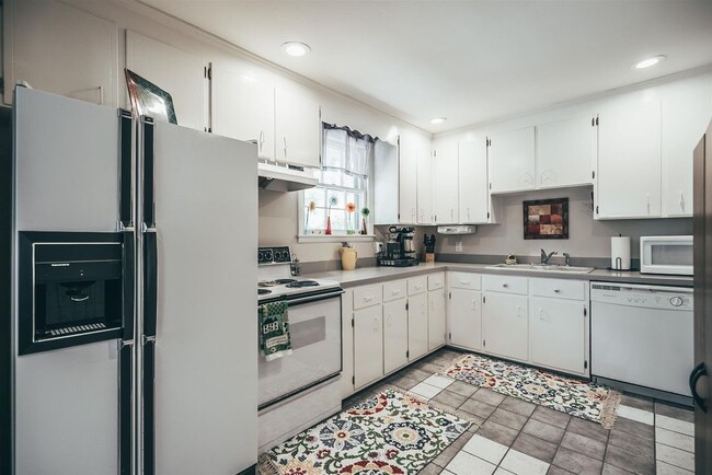 Building Photo - WOW! 4 BR 2.5 BA house w/ 1 acre of land a...
