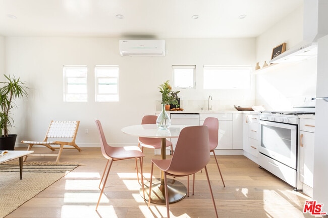 Building Photo - 3611 1/2 Bellevue Ave