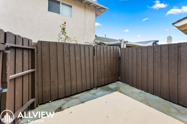 Building Photo - 16572 Sabot Ln