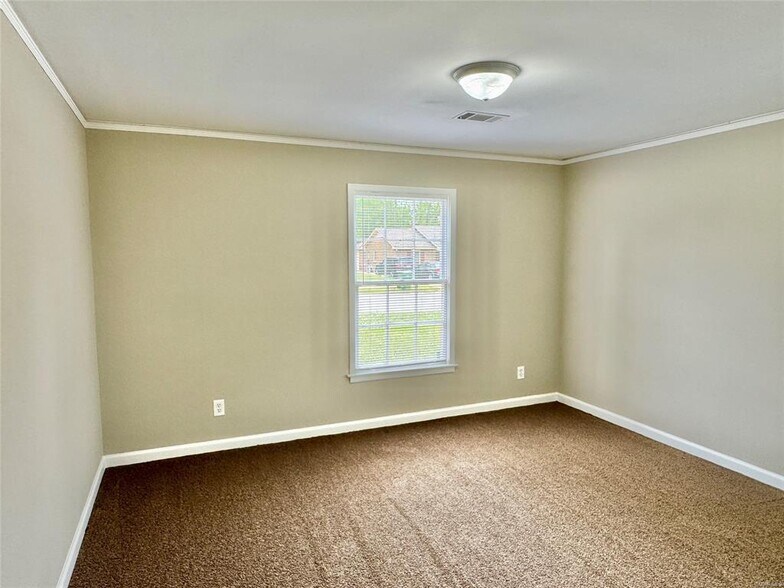 Building Photo - 502 Adler Dr