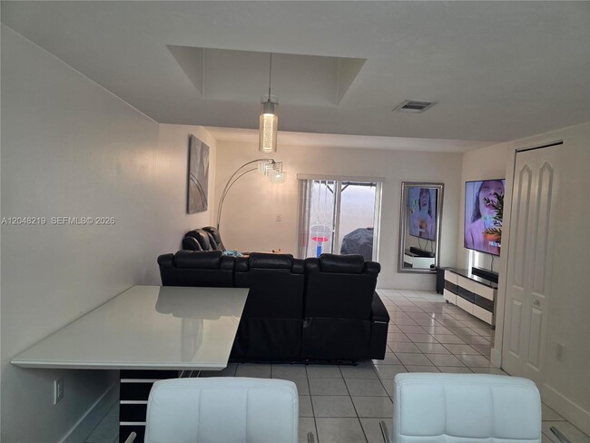 Building Photo - 523 W 68th St