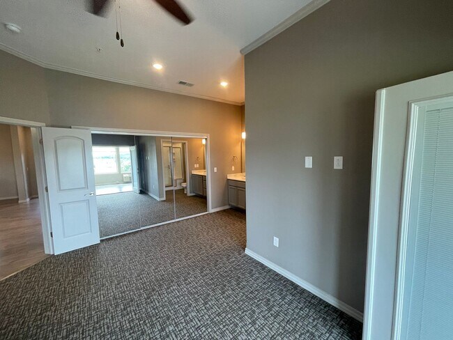 Building Photo - Luxury Lakeview 2 bedroom 2 bath Apartment...