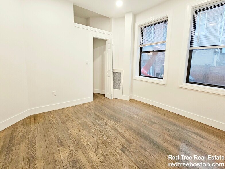 Building Photo - 24 Phillips St