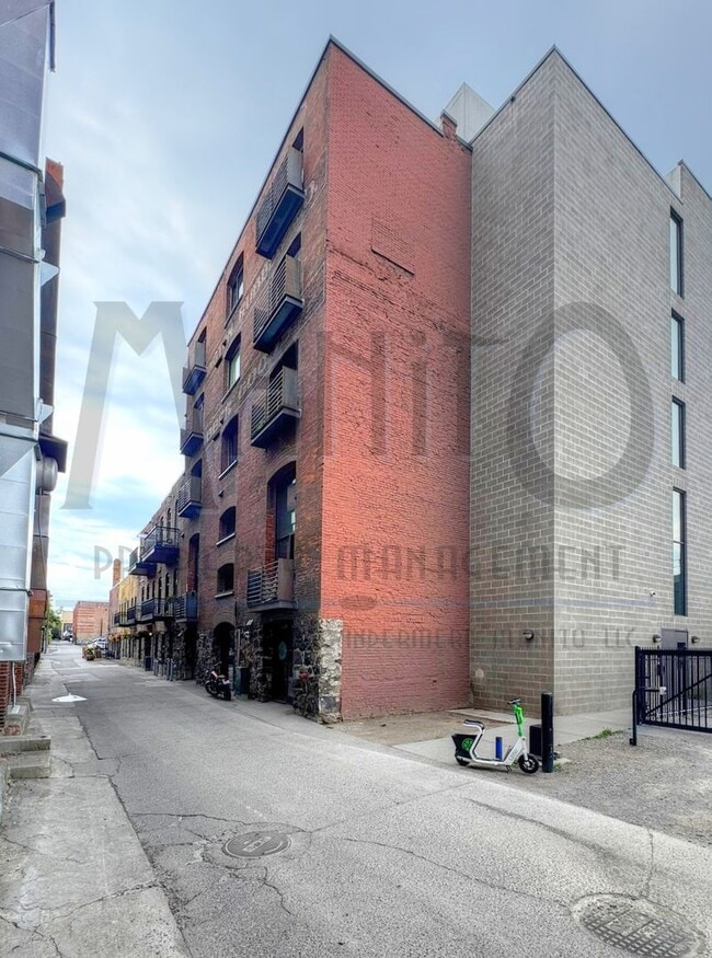 Building Photo - Stunning & Spacious Penthouse Condo