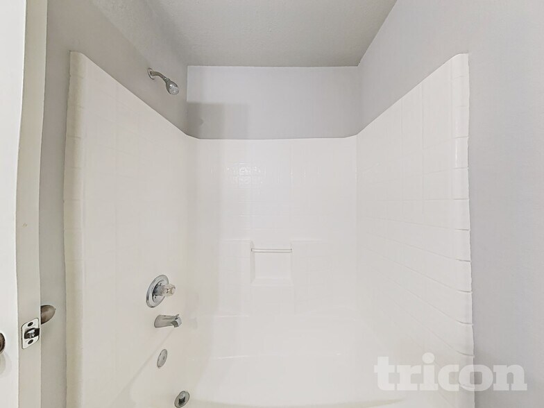 Building Photo - 2205 Highland Hills Dr