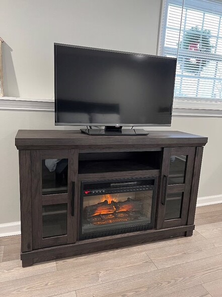 Electric fireplace in bedroom - 1344 Pinnacle Rd