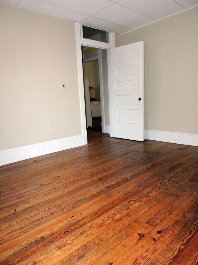 Building Photo - Come set up home in this one bedroom apartment that is close to shopping, walking trails, medical...