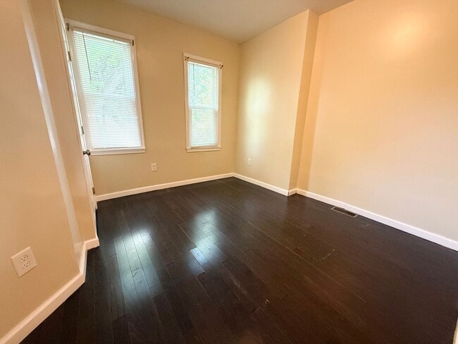 Building Photo - Gorgeous 3-Bedroom Townhome in Elmwood Park! Available NOW!