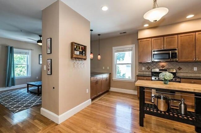 Building Photo - Spacious 4 Bed, 2 Bath Luxury Condo for Re...