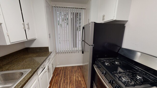 Interior Photo - 1837 N Gramercy Pl