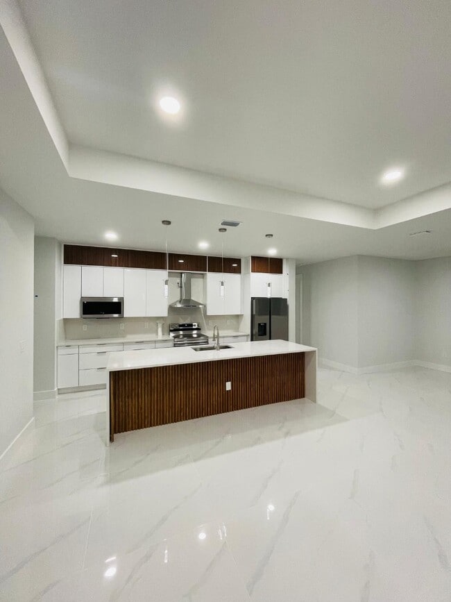 Building Photo - 1420 Poinsettia Ave