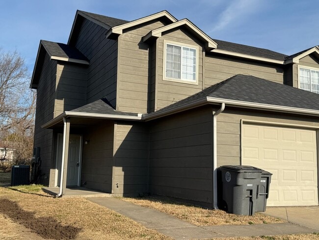 Building Photo - 3 bedroom Two Story Duplex!