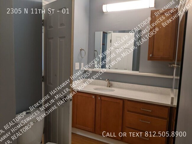 Building Photo - Collett Park Area -2 Bedroom Lower Apartme...