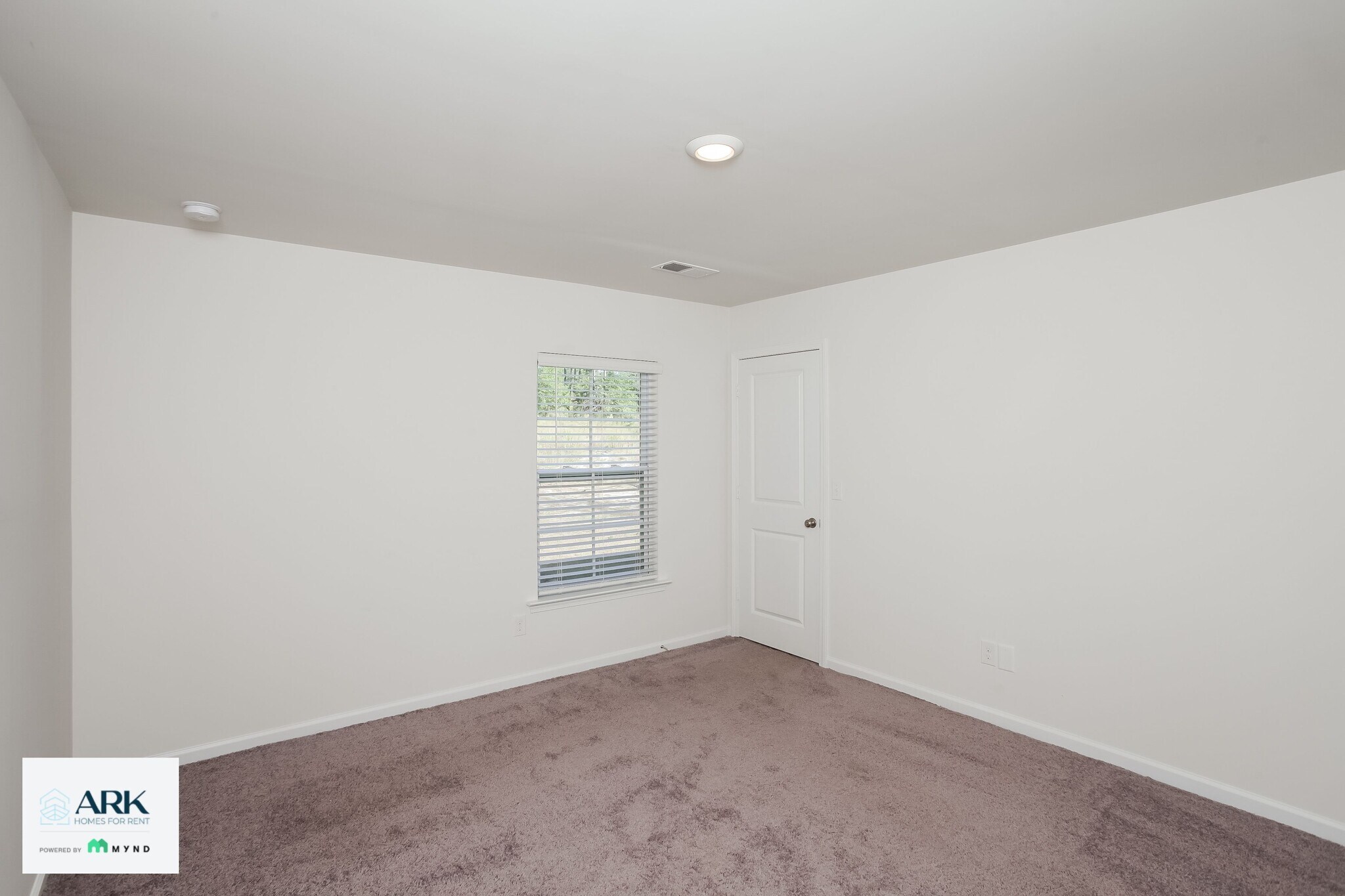 Building Photo - 1307 Lakeshore Dr