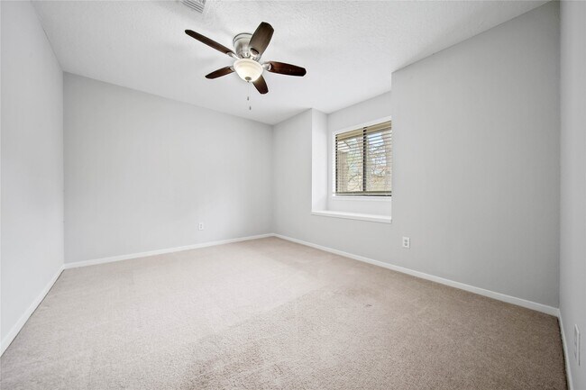 Building Photo - 10 E Willowood Ct