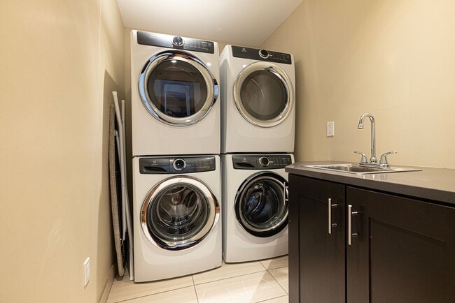 Building Photo - 4 bed / 4.5 bath flat in South Plaza overlooking UMKC and Brookside Blvd