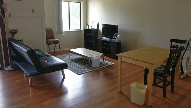 Living room - 804 Stratford Dr