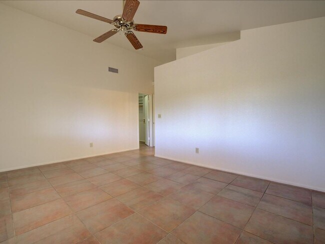 Building Photo - 3 Bed/2 Bath- GREAT Location Near Downtown