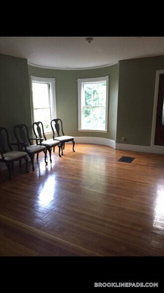 Building Photo - 24 Brook St