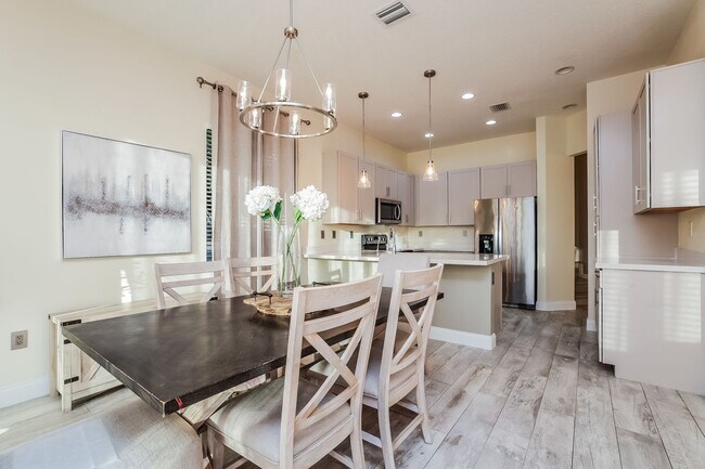 Building Photo - Annual rental - 3 bedroom / 2.5 bath - Fully furnished