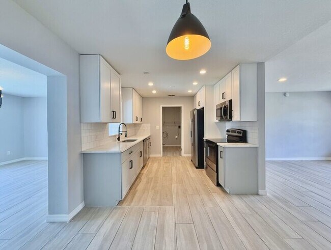 Building Photo - 8718 Thornwood Ln
