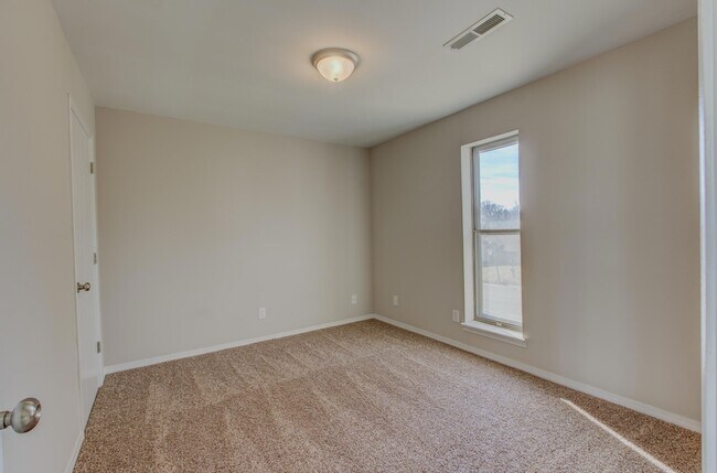 Building Photo - 420 N Shiloh Ave