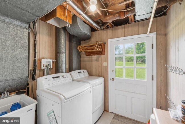 Building Photo - 9809 Sunset Dr