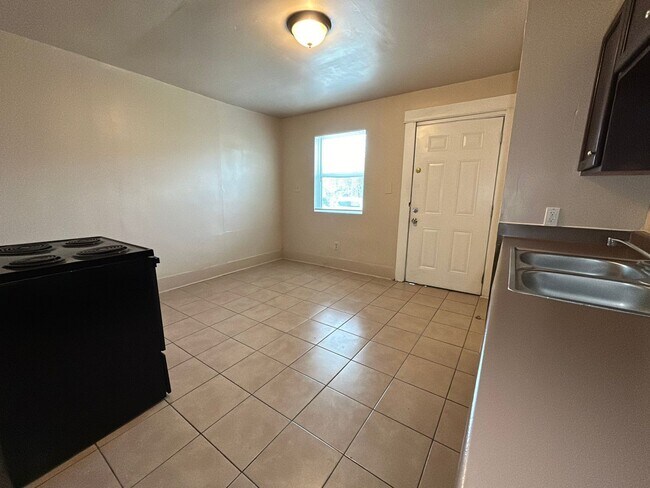 Building Photo - Downstairs 1BD/1BA Near San Antonio College – Easy Access, Central Location!