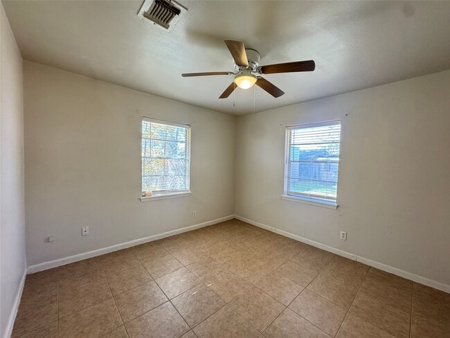 Building Photo - 2205 Farr St