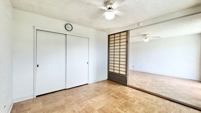 Building Photo - 2 BEDROOM UNIT WITH BALCONY AND BEAUTIFUL ...