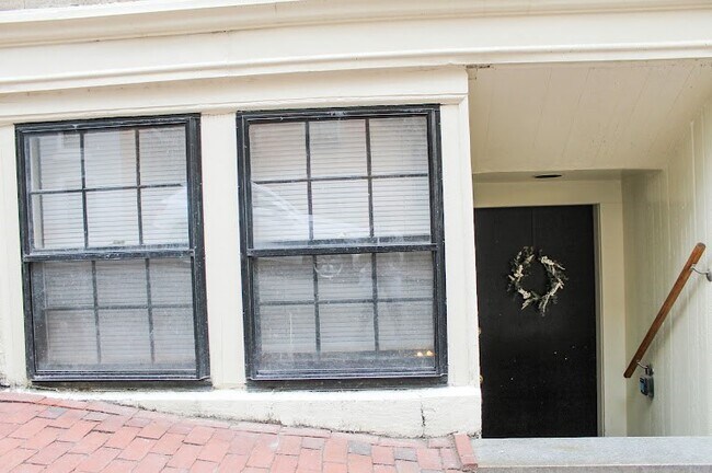 Building Photo - 31 Anderson St