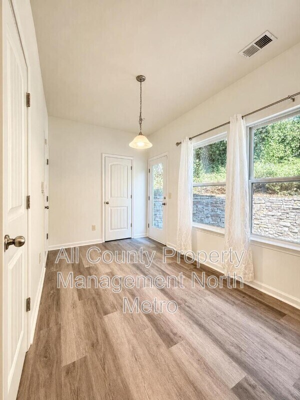 Building Photo - 417 Village View