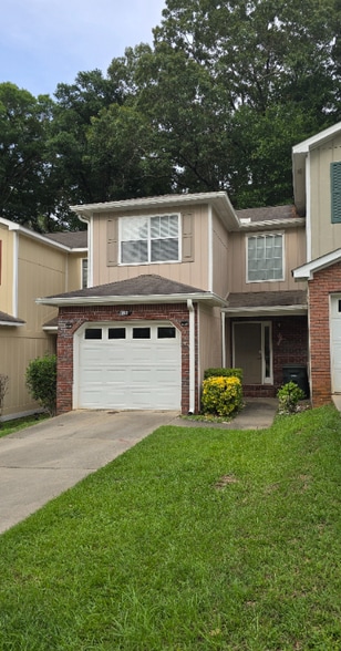 Building Photo - 202 Ridgeway Dr