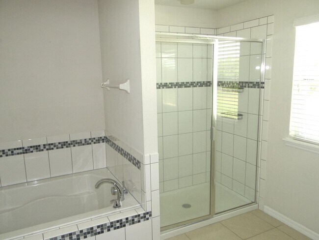 Building Photo - Spacious family home - 4 bedroom, 2.5 bath