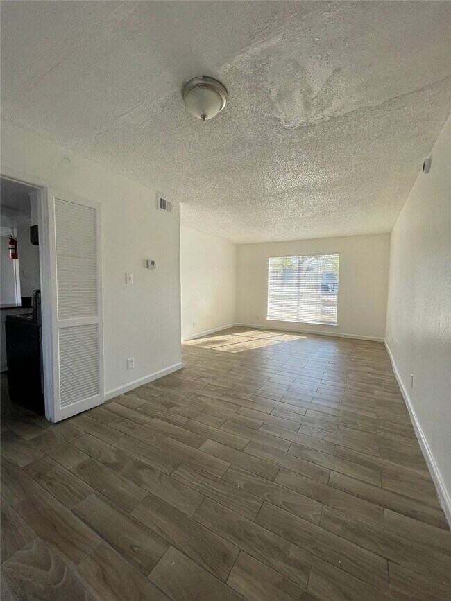 Building Photo - 6200 W Tidwell Rd