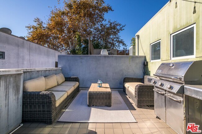 Building Photo - 900 N W Knoll Dr