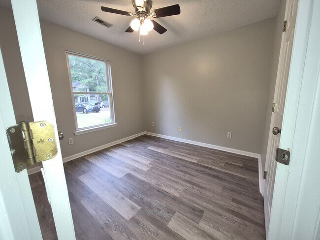 Building Photo - NEW LISTING!