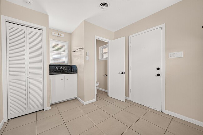 Building Photo - 4002 Mischire Dr