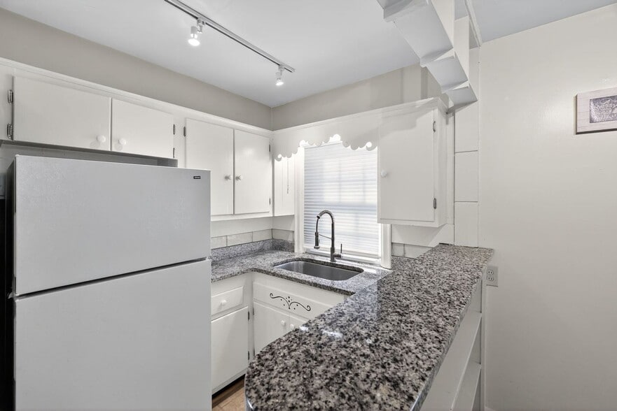 Building Photo - 1106 Elwell Ave