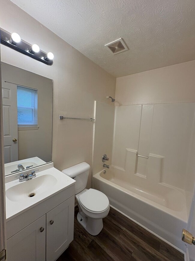 Building Photo - Space & Convenience! 2 Bedroom Duplex