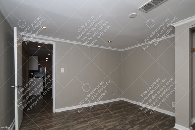 Building Photo - 1 br, 1 bath Triplex - 5002 E Washington S...