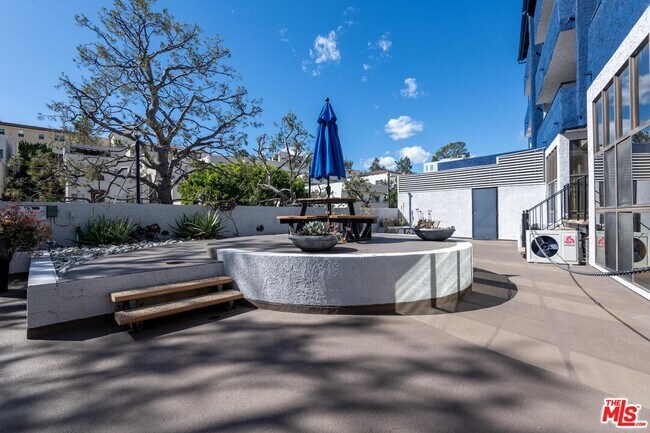 Building Photo - 10982 Roebling Ave