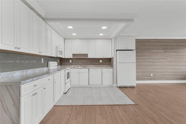 Building Photo - 1121 SW 122nd Ave