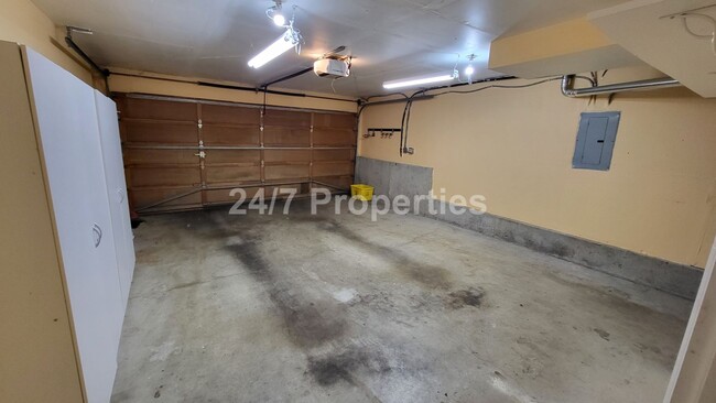 Building Photo - Stunning Home in Tranquil SW Neighborhood