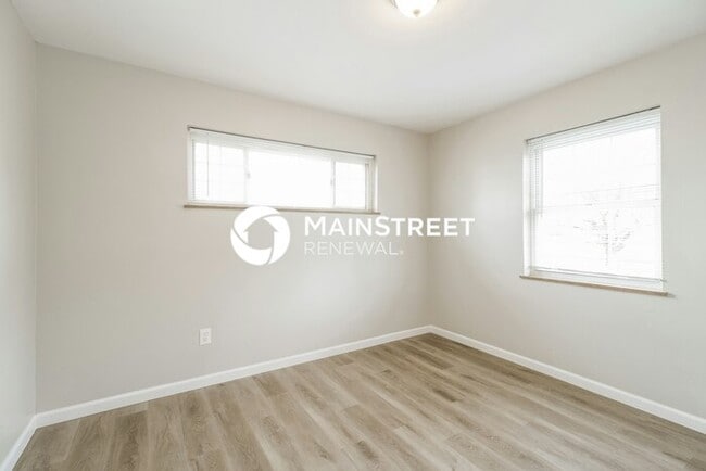 Building Photo - 4 Bedroom Pet-Friendly Home in Cincinnati, OH with Main Street Renewal