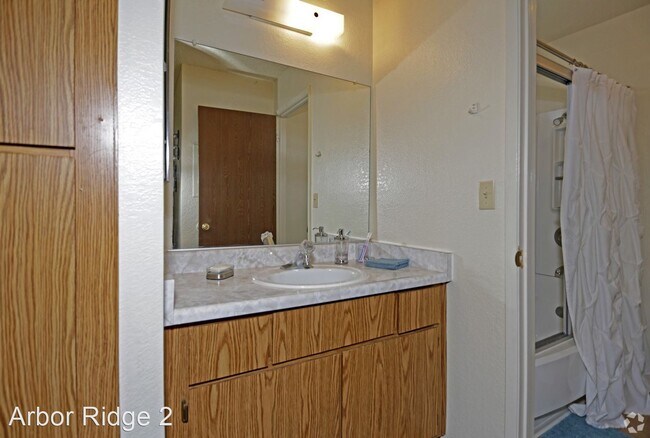 Building Photo - 4420-4440 Oakhollow Dr