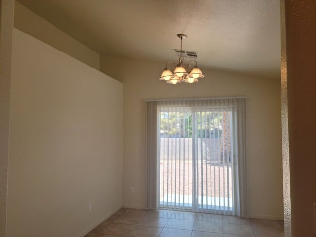Building Photo - Single Story 3-Bedroom