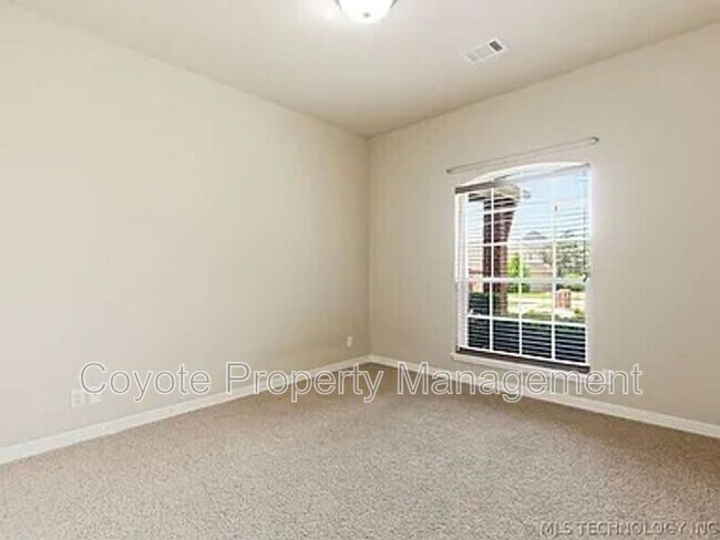 Building Photo - 2809 N Fern Ave