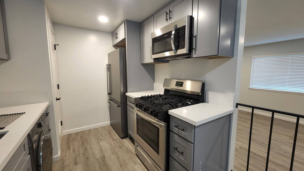 Kitchen - 579 James Ave